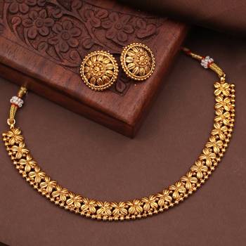 Fine antique gold necklace set with leaf motif 1