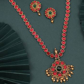 Classic antique kemp jewelry set featuring delicate golden patterns and a magnificent green gem as its center 1