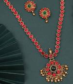 Classic antique kemp jewelry set featuring delicate golden patterns and a magnificent green gem as its center