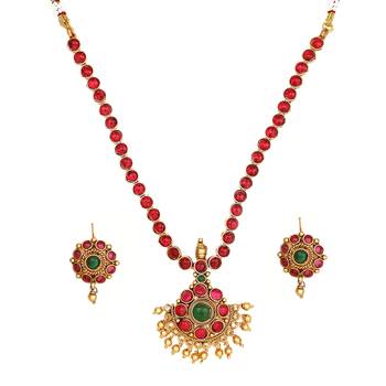 Classic antique kemp jewelry set featuring delicate golden patterns and a magnificent green gem as its center 2