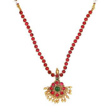 Classic antique kemp jewelry set featuring delicate golden patterns and a magnificent green gem as its center 3