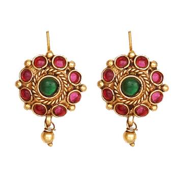 Classic antique kemp jewelry set featuring delicate golden patterns and a magnificent green gem as its center 4