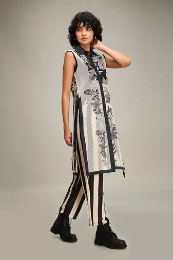 Off white/ black ahyana applique kurta set