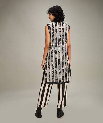 Off white/ black ahyana applique kurta set 4