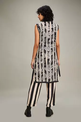 Off white/ black ahyana applique kurta set