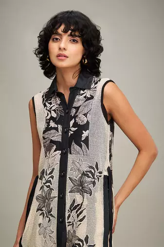 Off white/ black ahyana applique kurta set