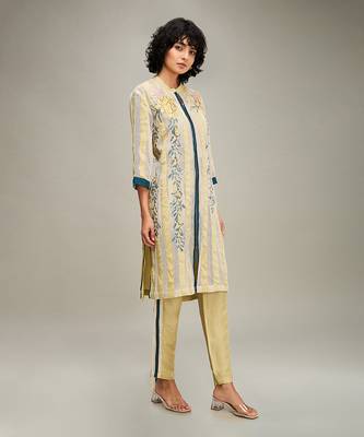 Off white zinnia applique kurta set 2