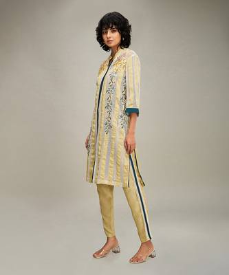 Off white zinnia applique kurta set 3