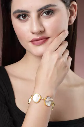 Women gold-plated handcrafted mother of pearl link bracelet