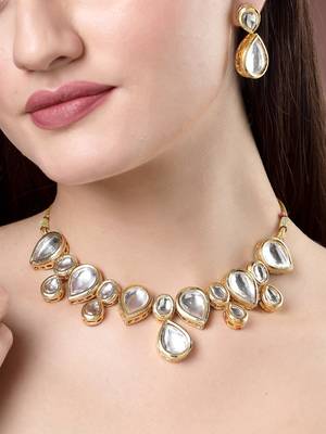 Women gold kundan-studded handcrafted jewellery set 1