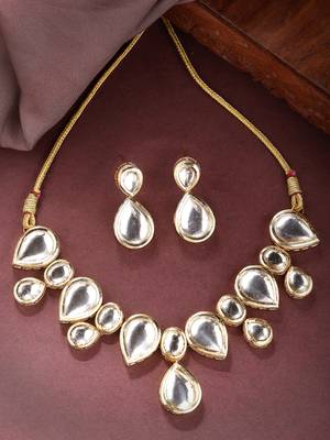 Women gold kundan-studded handcrafted jewellery set 2