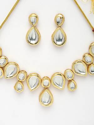 Women gold kundan-studded handcrafted jewellery set 3