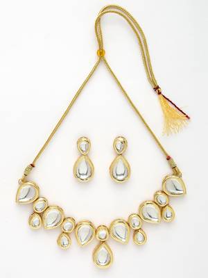 Women gold kundan-studded handcrafted jewellery set 5