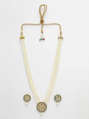 Women white & gold-plated kundan & pearl jewellery set 3