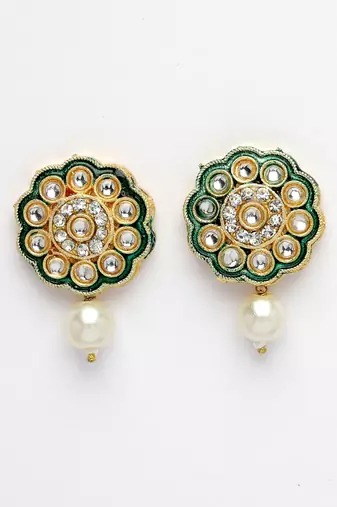 Women white & gold-plated kundan & pearl jewellery set