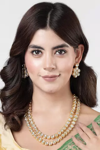 Women rhodium-plated kundan-studded necklace and earrings