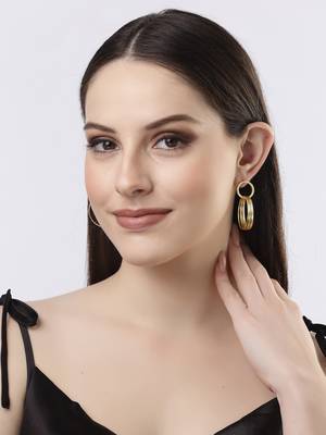 Women golden linked round circle attached drop earrings 2