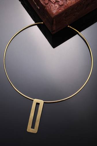 Women gold plated circular choker necklace