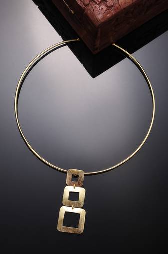 Women circular gold-plated choker necklace