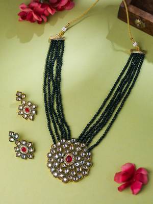 Women's gold plated kundan studded jewellery set 1
