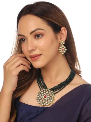 Women's gold plated kundan studded jewellery set 2