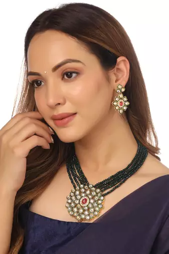 Women's gold plated kundan studded jewellery set