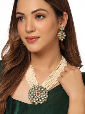 Women gold-plated kundan studded jewellery set 2