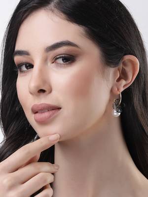 Women rhodium-plated pearl beaded drop earrings 2