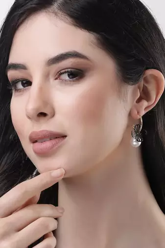Women rhodium-plated pearl beaded drop earrings