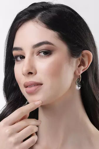Women rhodium-plated pearl beaded drop earrings