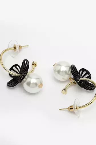 Women rhodium-plated pearl beaded drop earrings