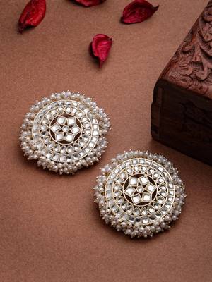 Women gold-toned circular kundan studs earrings 1