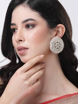 Women gold-toned circular kundan studs earrings 2