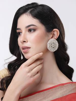 Women gold-toned circular kundan studs earrings 3