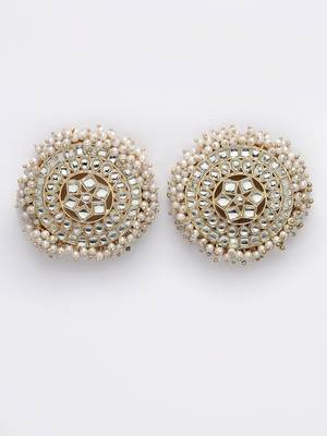 Women gold-toned circular kundan studs earrings 5