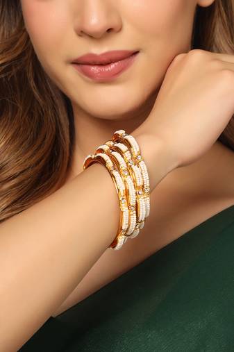Women's set of 4 gold-plated traditional pearls beaded bangles