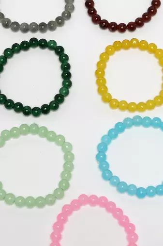Unisex set of 7 artificial beads elasticated bracelet