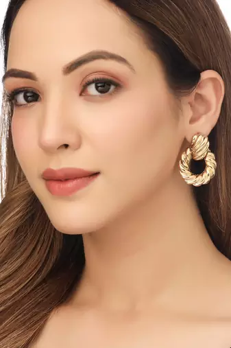 Women gold toned circular drop earrings