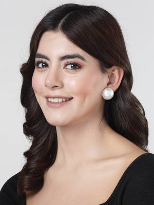 Women's white circular studs earrings 2