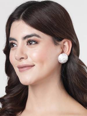 Women white circular studs earrings 2