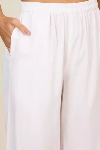 Winered women white pant with gathers and lace detailing