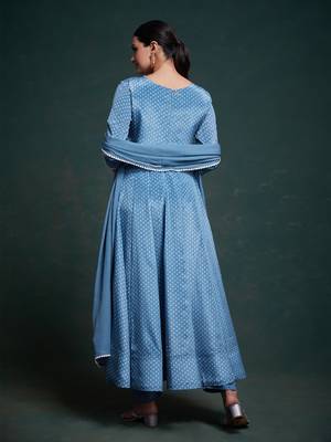 A classic blue polka dot anarkali kurta paired with pants, a flared hemline and detailed lace trim for a timeless look. 4