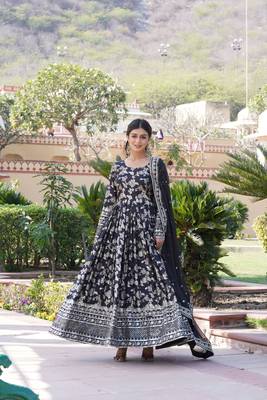 Dazzling smart black colour heavy gown with dupatta for ethnic party looks 3