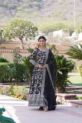 Dazzling smart black colour heavy gown with dupatta for ethnic party looks 4