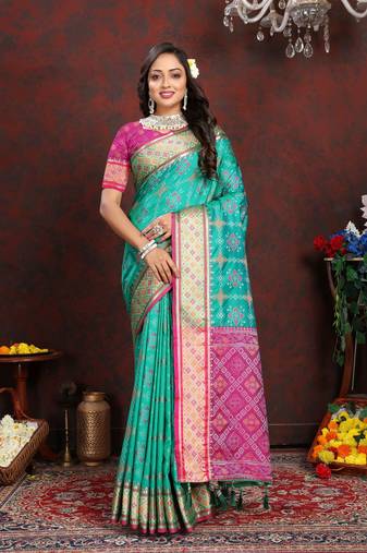 Vedant Vastram Women'S See Green Color Kanjeevaram Patola Silk Blend Saree 
