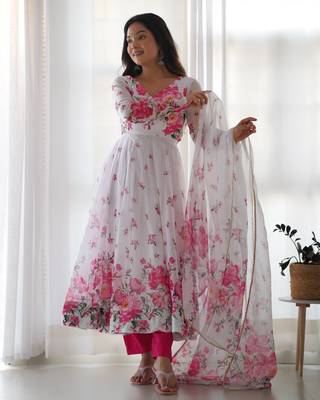 Soft Organza Silk Fabric Fully Flair Kali Pattern Anarkali Kurti With Duptta And Pent 3