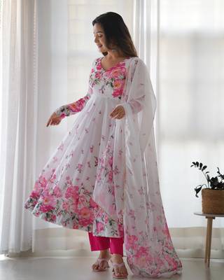 Soft Organza Silk Fabric Fully Flair Kali Pattern Anarkali Kurti With Duptta And Pent 4