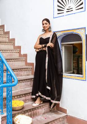 Black solid sleeveless gown set 1