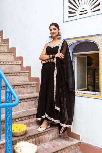 Black solid sleeveless gown set