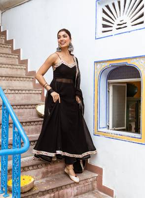 Black solid sleeveless gown set 2